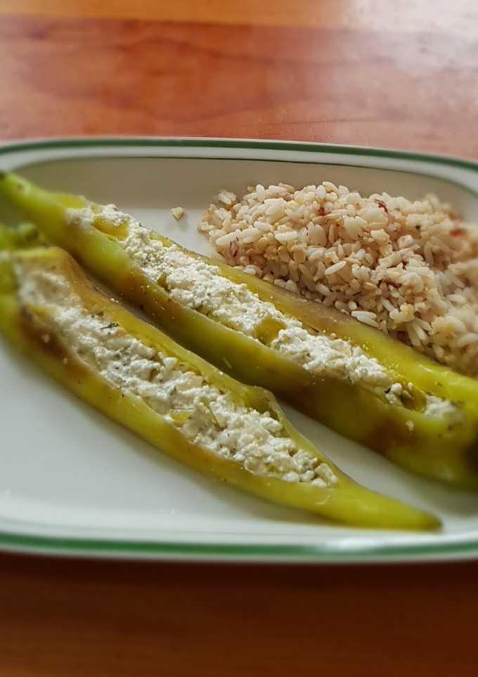 Una foto de Chiles cristal rellenos de requesón