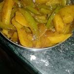 शिमला मिर्च आलू के साथ (Capsicum with potatoes recipe in hindi)