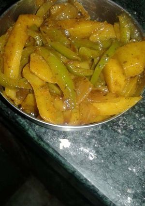 शिमला मिर्च आलू के साथ (Capsicum with potatoes recipe in hindi) रेसिपी मुख्य फोटो
