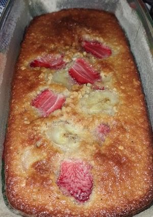 Una foto de Budín de banana y frutilla