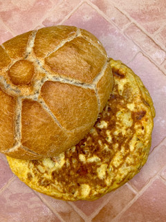 Una foto de Tortilla de patata con torreznos y chorizo🥔🥓
