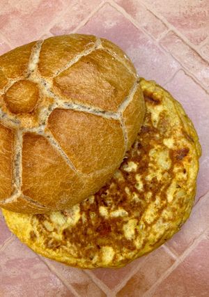 Foto principal de Tortilla de patata con torreznos y chorizo🥔🥓