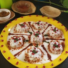 A picture of Dahi Vada/bhalla.