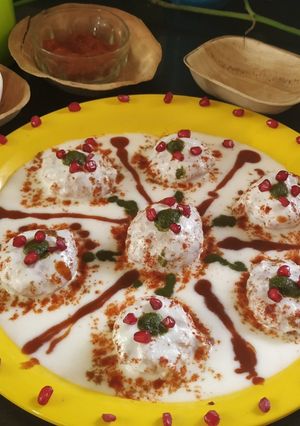 A picture of Dahi Vada/bhalla.