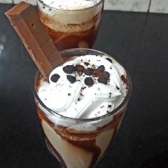 A picture of KitKat coffee smoothie.
