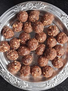 खजूर शेंगदाण्याचे पौष्टिक लाडू (khajoor shengdanyache ladoo recipe in marathi) रेसिपी चे मुख्य फोटो 