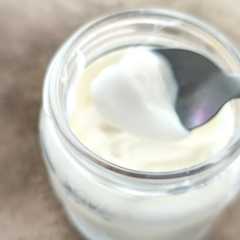 A picture of Yogurt casero light de vainilla en yogurtera.