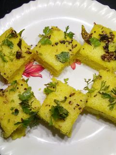 खमण ढोकळा (khaman dhokla recipe in marathi) रेसिपी चे मुख्य फोटो