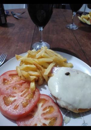 Una foto de Hamburguesa acompañada