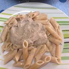 Una foto de Pasta con salsa de champiñones y almendras