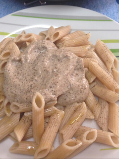 Una foto de Pasta con salsa de champiñones y almendras