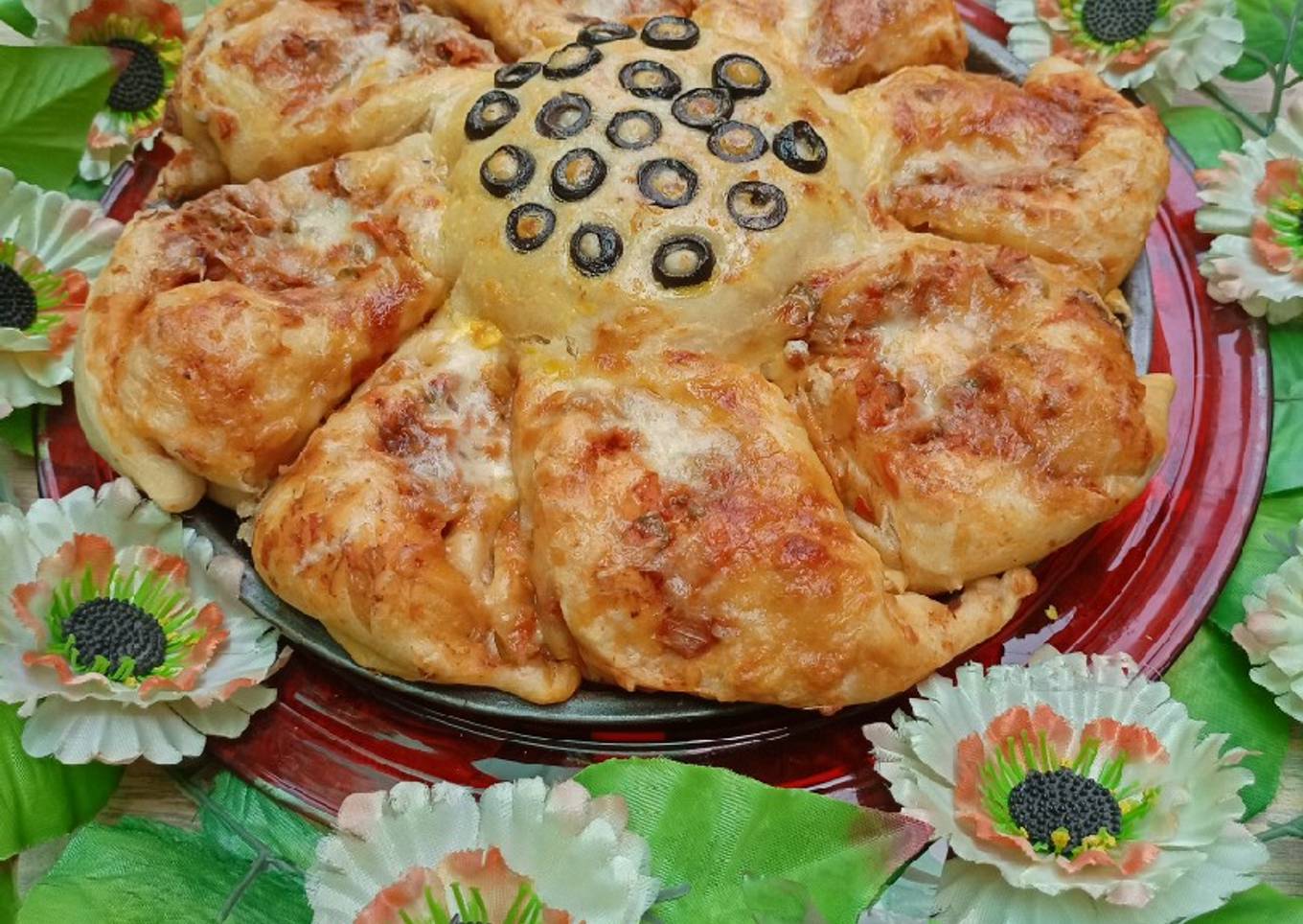 Flower shape pizza bread