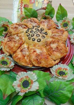 A picture of Flower shape pizza bread.