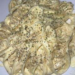 A picture of Fettuccine Alfredo.