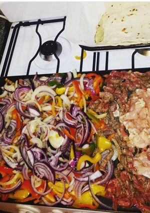 Una foto de Fajitas mixtas con tortillas caseras