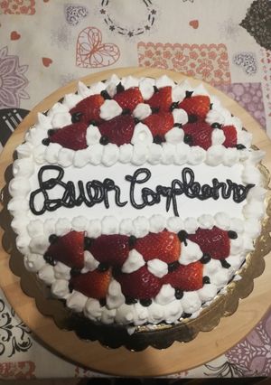 Foto di Torta di compleanno chantilly e fragole