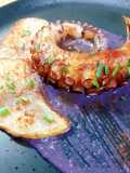 Pulpo laqueado con salsa de ostras y puré col lombarda