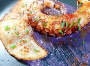 Foto principal de Pulpo laqueado con salsa de ostras y puré col lombarda