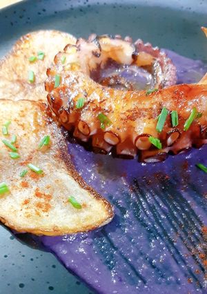 Una foto de Pulpo laqueado con salsa de ostras y puré col lombarda
