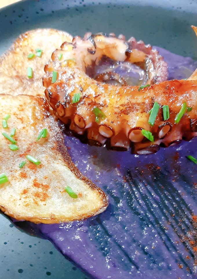 Una foto de Pulpo laqueado con salsa de ostras y puré col lombarda