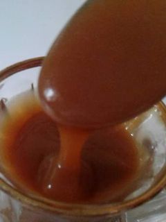 صورة لوصفة صلصة الكراميل(التوفي) لتزين جميع الحلويات والمثلجات