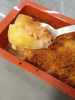 Una foto de Crumble de nísperos y galletitas saladas