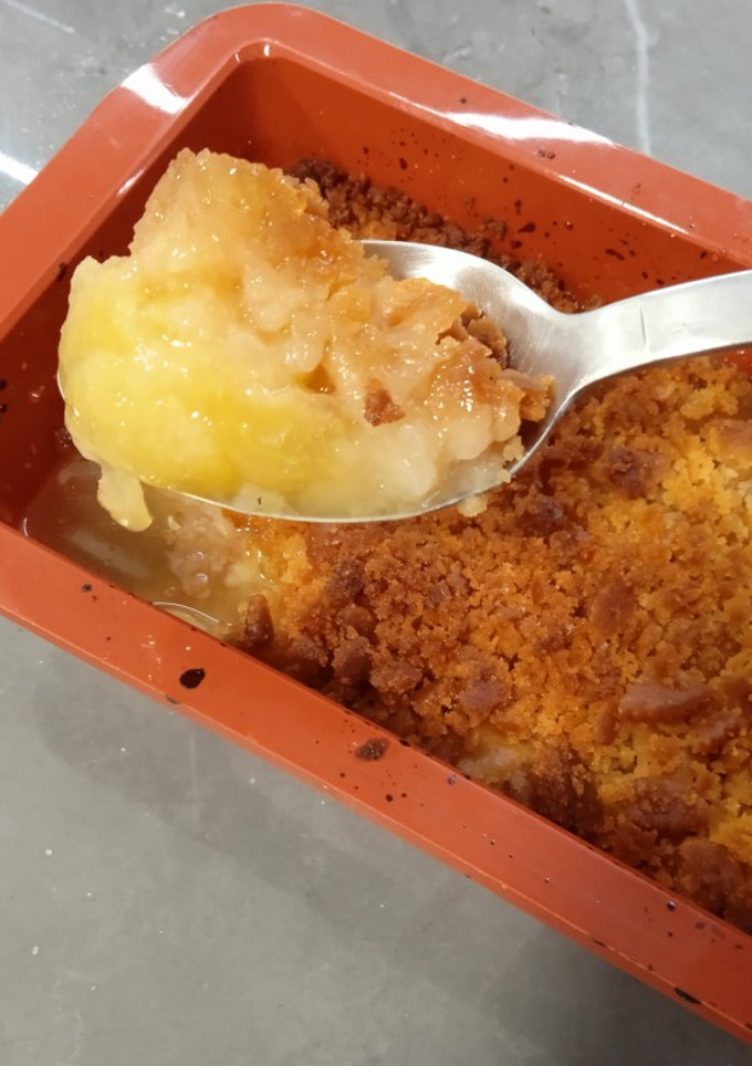 Una foto de Crumble de nísperos y galletitas saladas
