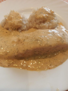 Una foto de Salmón con salsa de eneldo y arroz