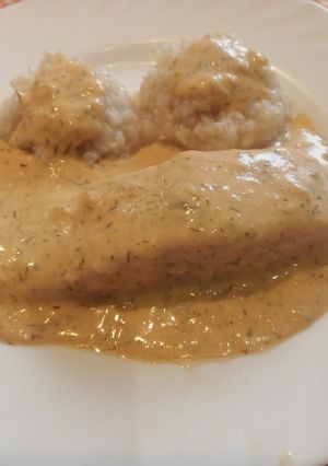 Una foto de Salmón con salsa de eneldo y arroz