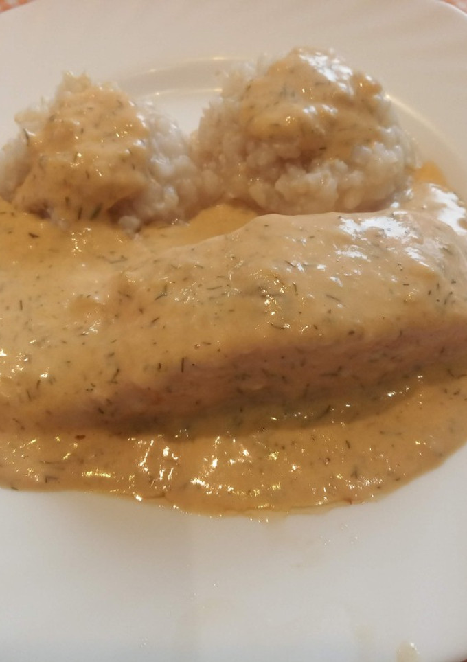 Una foto de Salmón con salsa de eneldo y arroz