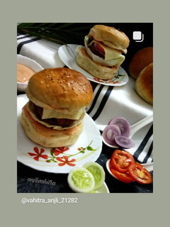 कैफे स्टाइल बर्गर(cafe style burger recipe in Hindi) रेसिपी मुख्य फोटो