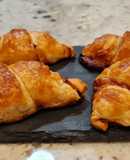 Croissant de jamón York y queso mozzarella