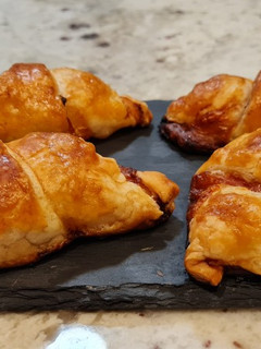 Una foto de Croissant de jamón York y queso mozzarella