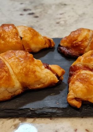 Foto principal de Croissant de jamón York y queso mozzarella