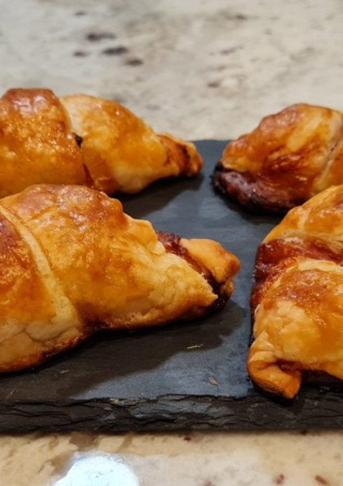Una foto de Croissant de jamón York y queso mozzarella