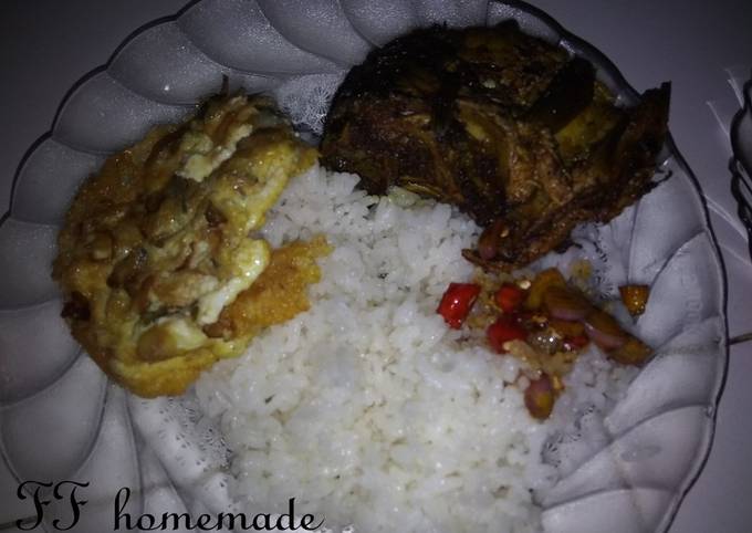 Yuk intip, Cara praktis bikin Nasi hangat telur dadar ikan mas sambal matah simple  spesial