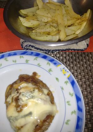 Una foto de Hamburguesa a la francesa (roquefort y cebolla caramelizada)