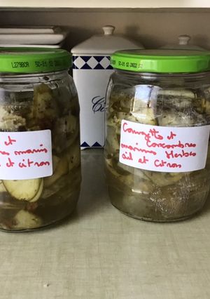 Une photo de Tagliatelles de courgette et concombre marinés herbes ail et citron