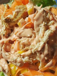 Una foto de Ensalada de pollo con salsa rosa
