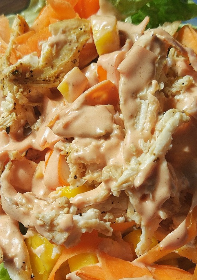 Una foto de Ensalada de pollo con salsa rosa
