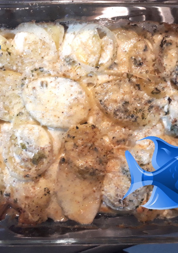Una foto de Filet de merluza con papas y cebollas a la crema