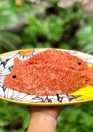 Hình của món Xôi Gấc Con Cá Chép.