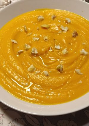 Une photo de Velouté de potimarron, huile de noisettes et châtaignes grillées