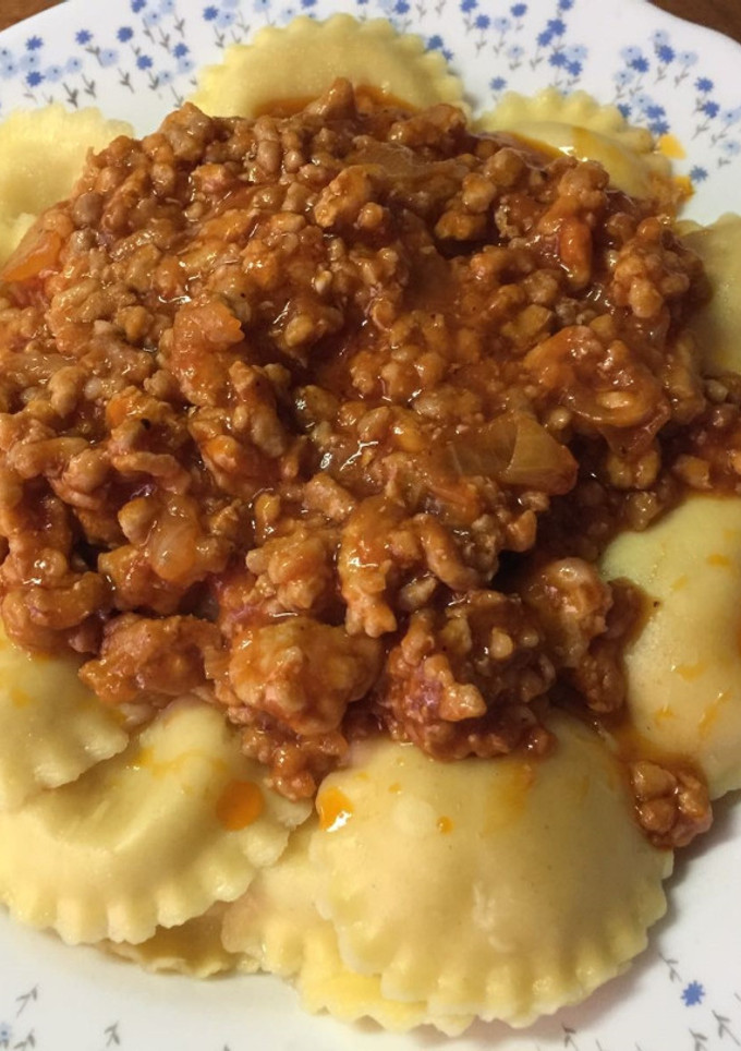 Una foto de Girasoles de queso en salsa boloñesa