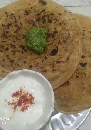 આલું પરાઠા વીથ દહીં (Aloo parotha with dahi Recipe In Gujarati) રેસીપી મુખ્ય ફોટો
