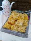 Ein Blech Apfelkuchen mit Streuseln