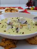 Crema de puerro y patatas y galletas saladas