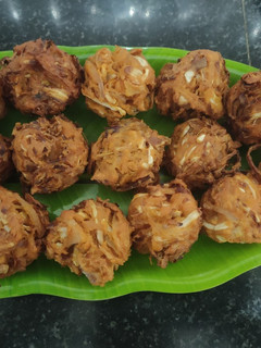 முட்டைக்கோஸ் போண்டா(cabbage bonda recipe in tamil) செய்முறை முக்கிய புகைப்படம்
