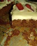 Brownies húmedos con crema y frutillas