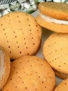 A picture of Cream biscuits.